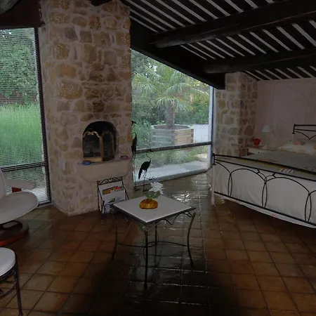 La Ferme Bed and breakfast Saint-Marc-Jaumegarde